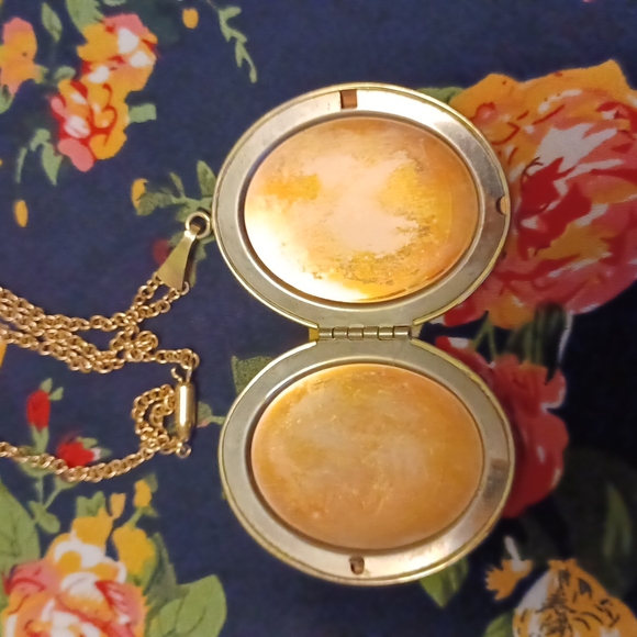 Vintage locket. - Picture 2 of 8